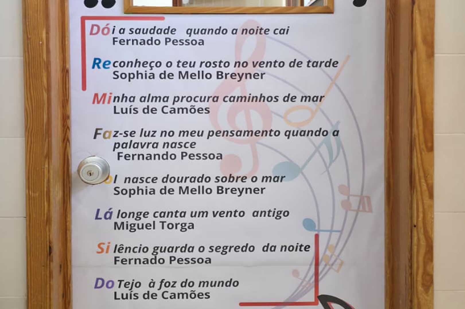 Poesia à Solta nos Corredores: Portas que Ganham Voz e Verso