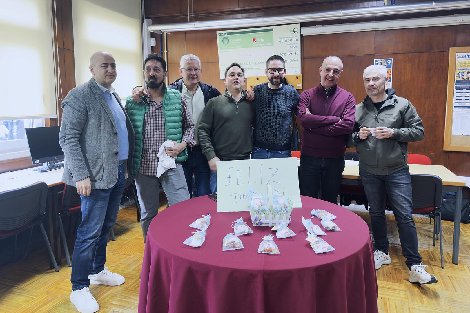 As docentes da Escola Básica 2,3 de Cinfães fizeram uma surpresa aos docentes presentes e que são pais