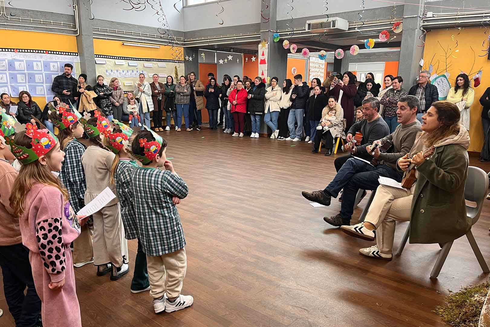 A Escola Básica de S. Cristóvão Cantou as Janeiras a Toda a Comunidade Educativa